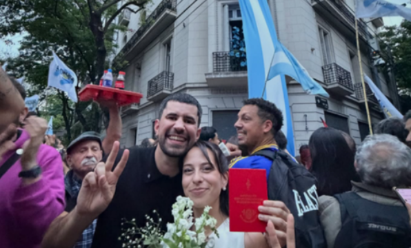 Se casaron un 17 de octubre por el “Día de la Lealtad” y fueron a celebrar frente a la casa de Cristina Kirchner