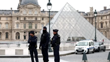 Robo de película en el Louvre: en 7 minutos vaciaron una sala histórica