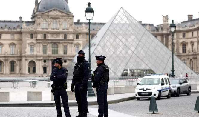 Robo de película en el Louvre: en 7 minutos vaciaron una sala histórica