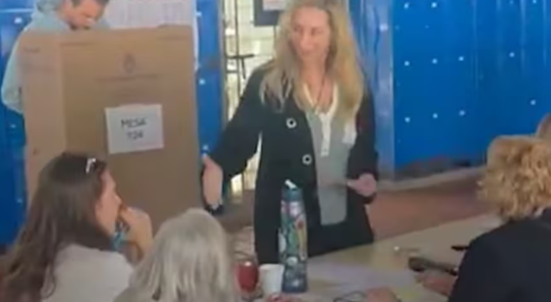 VIDEO | A Karina Milei también le negaron el saludo en su mesa de votación
