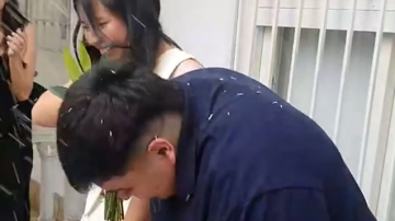 VIDEO VIRAL | Del civil al hospital, por culpa de la “lluvia de arroz”