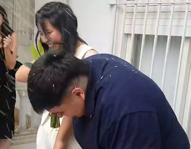 VIDEO VIRAL | Del civil al hospital, por culpa de la “lluvia de arroz”