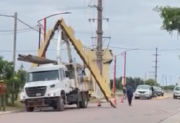 Conmoción en Fernández: un camión grúa derribó el histórico arco de entrada a la ciudad