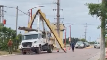 Conmoción en Fernández: un camión grúa derribó el histórico arco de entrada a la ciudad