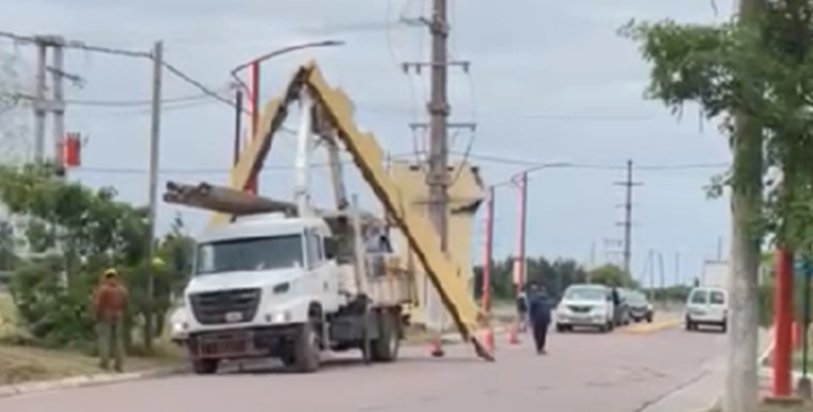 Conmoción en Fernández: un camión grúa derribó el histórico arco de entrada a la ciudad
