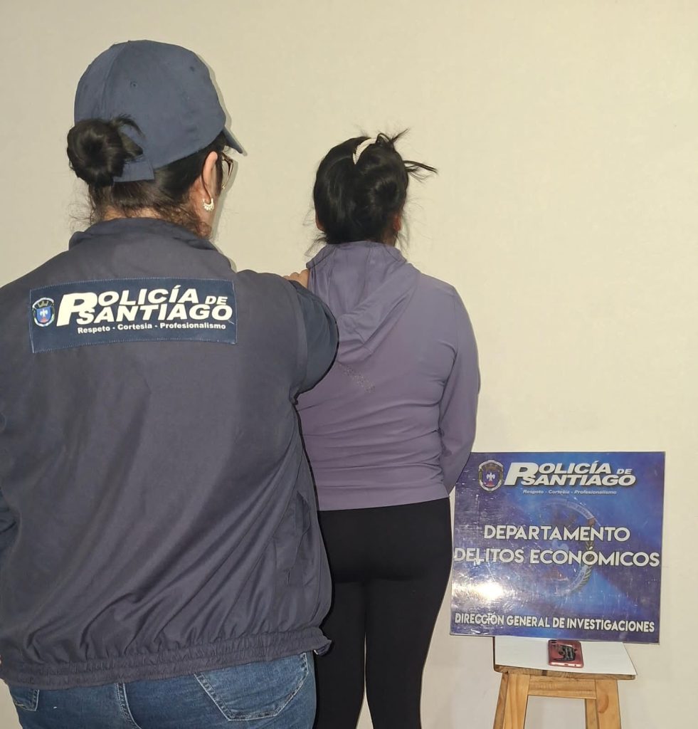 Atrapan a una mujer por defraudación y secuestran su celular