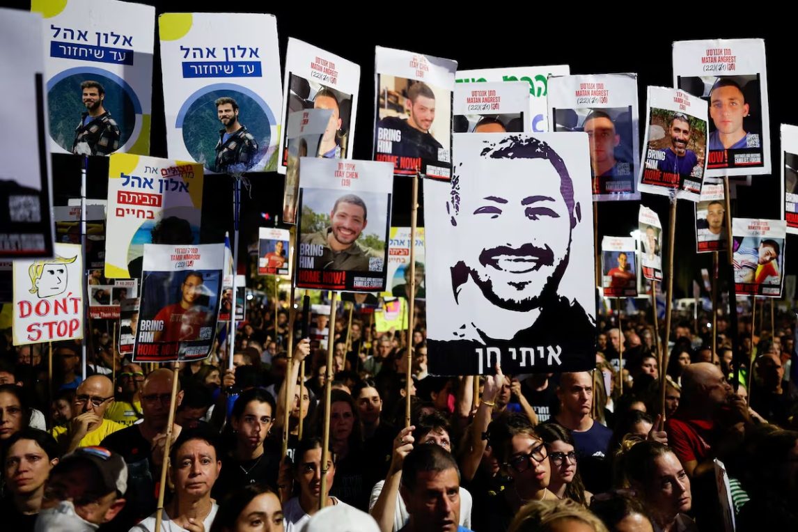 Con una foto de la masiva movilización en Tel Aviv, Trump pidió por la liberación de rehenes: “Ahora o nunca”