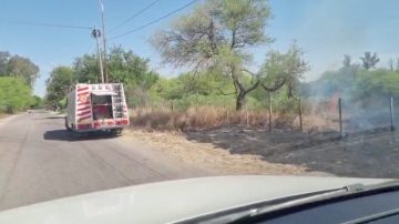 La Banda: Bomberos Voluntarios intentan sofocar incendio en pastizales