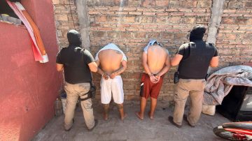 FOTOS: Cinco allanamientos en simultáneo en el B° Sarmiento con detenidos, secuestro de droga y dinero