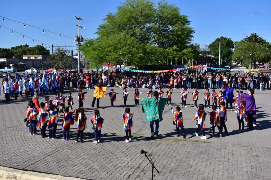 Los jardines municipales de Fernández conmemoraron el Día del Respeto a la Diversidad Cultural