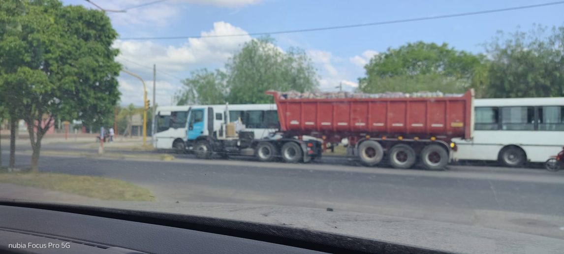 ¿Dádivas libertarias?: fotografían camiones del Gobierno Nacional con bolsines en Santiago del Estero
