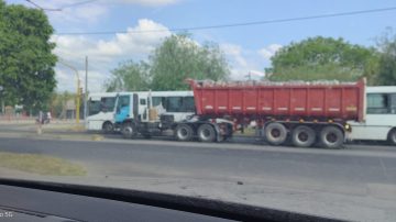 ¿Dádivas libertarias?: fotografían camiones del Gobierno Nacional con bolsines en Santiago del Estero