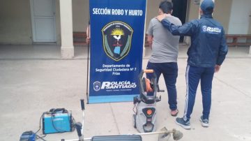 Aprehenden a dos jóvenes y recuperan herramientas robadas