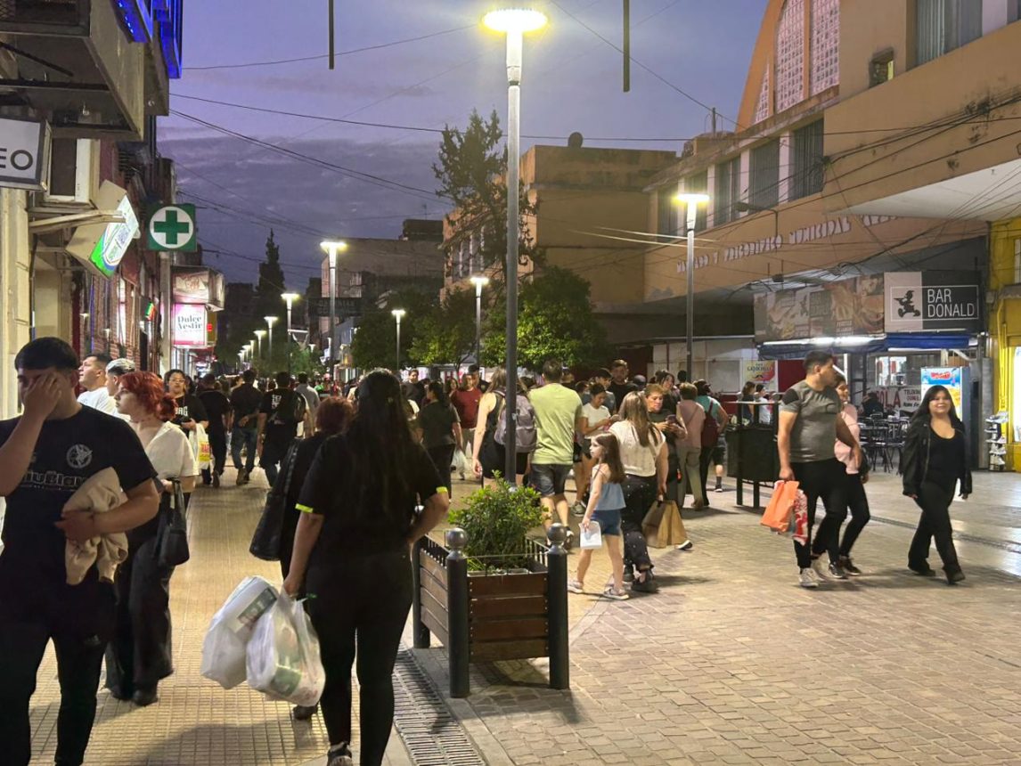 Intenso movimiento en el centro por el Día de la Madre: comercios y bares colmados