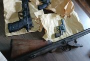 Presumían armas de fuego en redes sociales y les allanaron la casa
