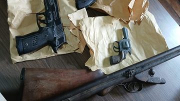 Presumían armas de fuego en redes sociales y les allanaron la casa