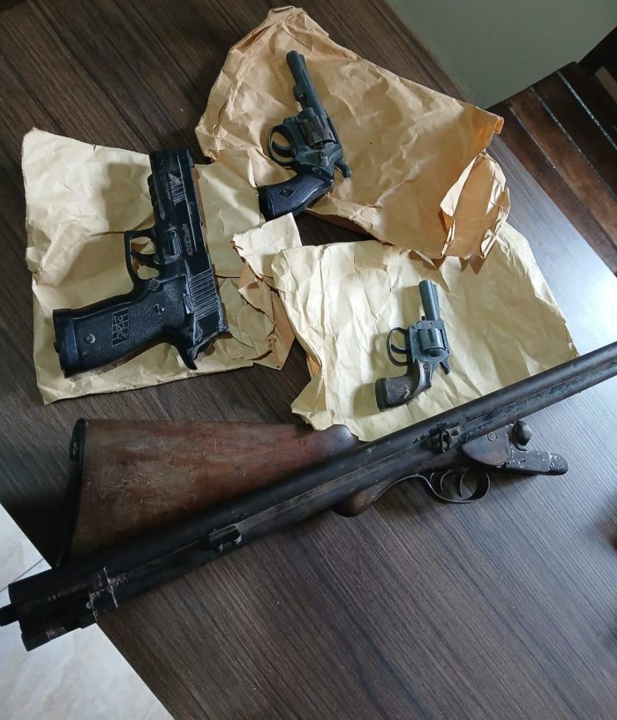 Presumían armas de fuego en redes sociales y les allanaron la casa