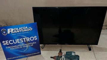 Insólito hallazgo en un cementerio: ladrones escondieron un televisor y una bomba de agua en un nicho