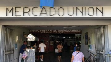 Un sujeto ingresó al Mercado Unión y amenazó con un cuchillo a un joven para robarle