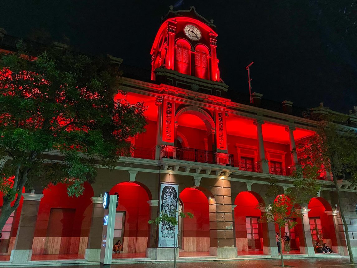 Edificios públicos se iluminan de rojo por el Día Mundial de la Lucha contra la Poliomielitis