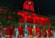 Edificios públicos se iluminan de rojo por el Día Mundial de la Lucha contra la Poliomielitis