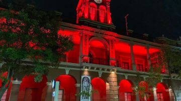 Edificios públicos se iluminan de rojo por el Día Mundial de la Lucha contra la Poliomielitis