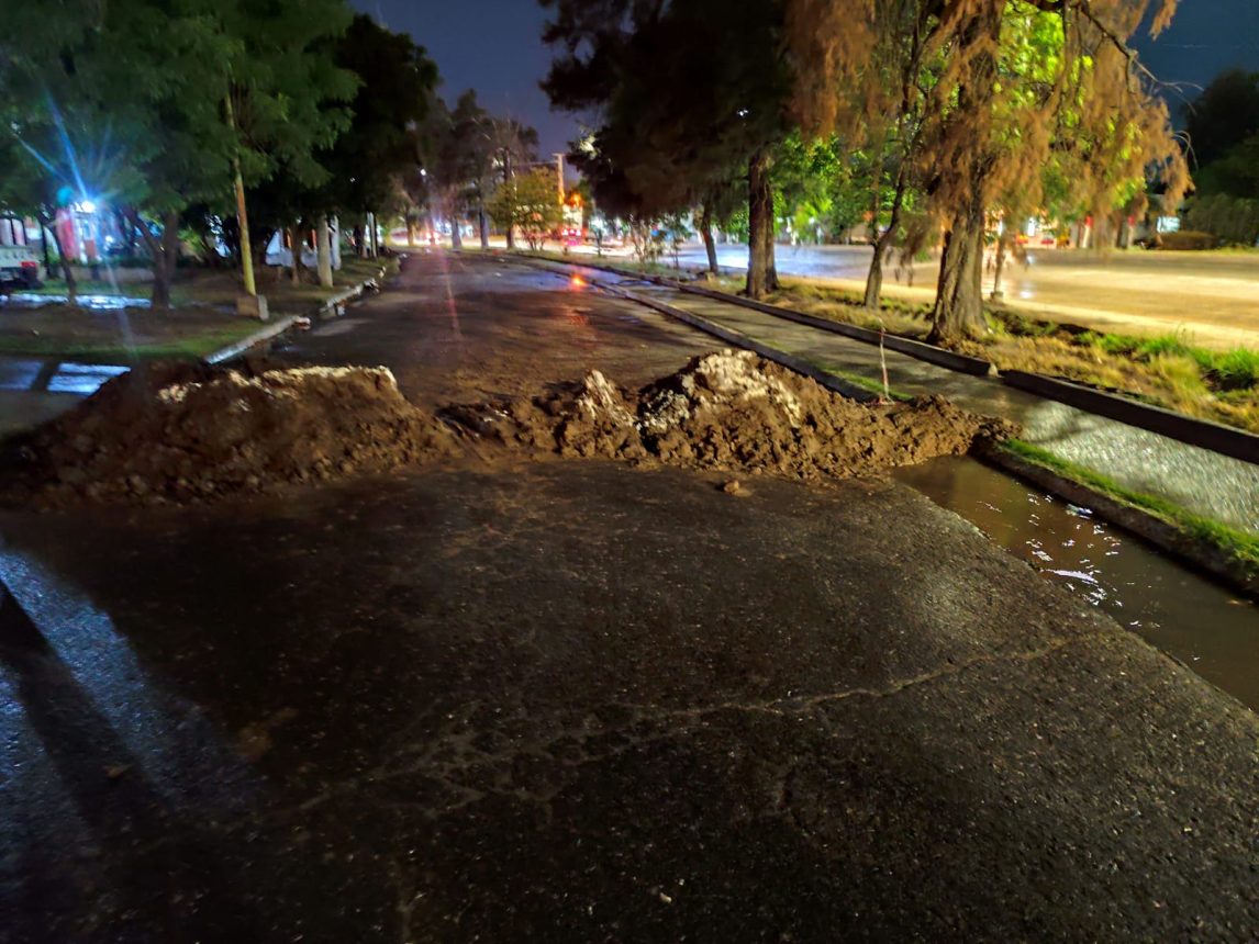 “Una moto ya chocó y cayo”: Montículo sobre calle Salavinos genera inconvenientes en el B° Misky Mayu