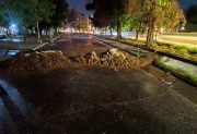 “Una moto ya chocó y cayo”: Montículo sobre calle Salavinos genera inconvenientes en el B° Misky Mayu