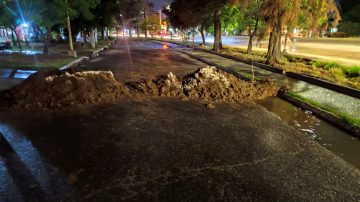 “Una moto ya chocó y cayo”: Montículo sobre calle Salavinos genera inconvenientes en el B° Misky Mayu