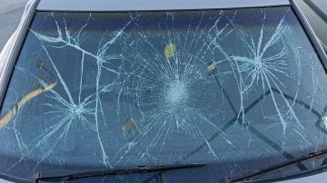 Enfurecida, amenazó de muerte a su ex y le rompió los espejos y el parabrisas