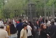 Escándalo en la vereda de la Catedral: feroz pelea entre familias tras bautismos masivos