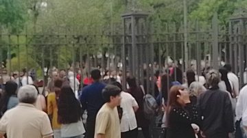 Escándalo en la vereda de la Catedral: feroz pelea entre familias tras bautismos masivos