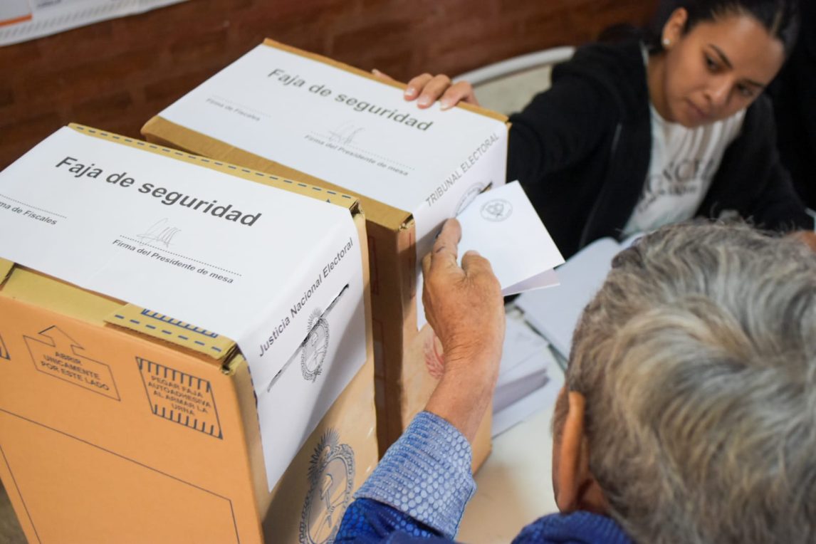Reportan inconvenientes y demoras en algunas mesas de votación en Santiago del Estero