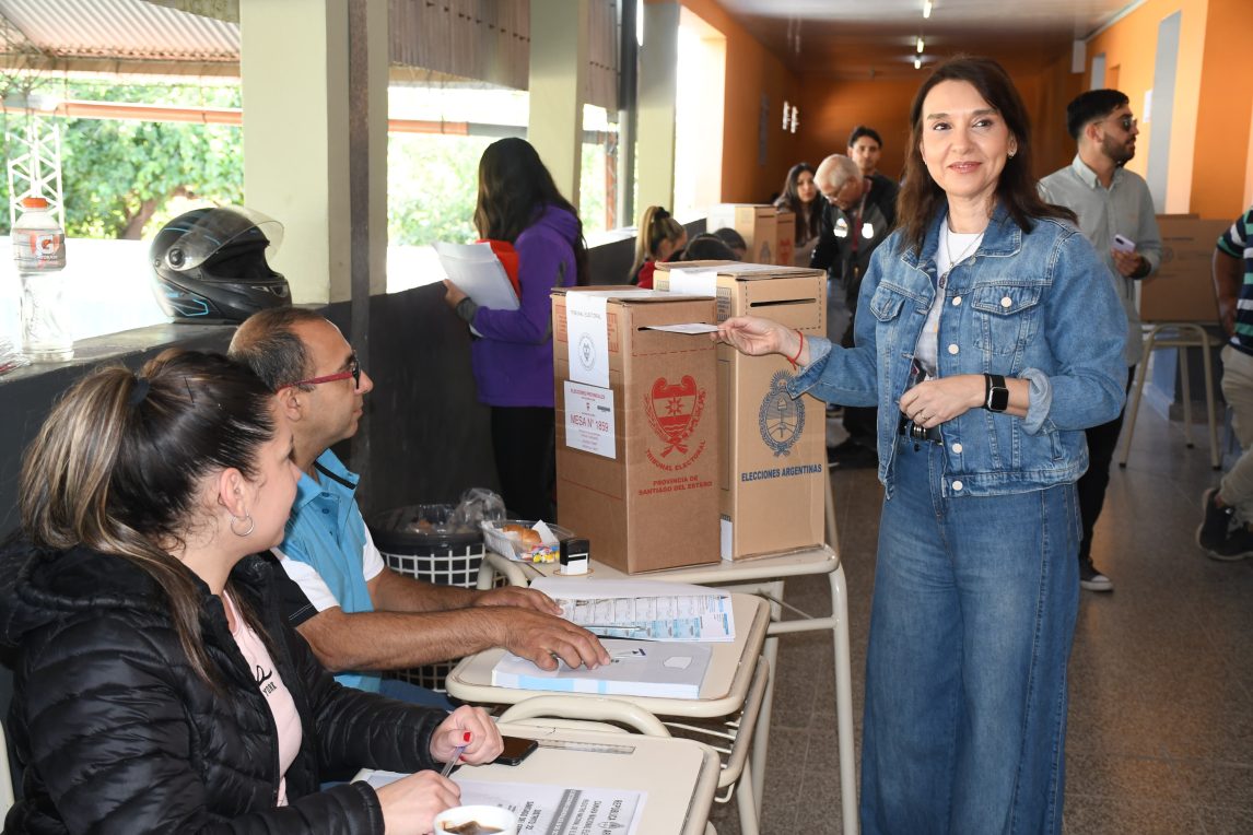 La Ministra de Educación, Mariela Nassif, emitió su voto