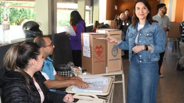 La Ministra de Educación, Mariela Nassif, emitió su voto