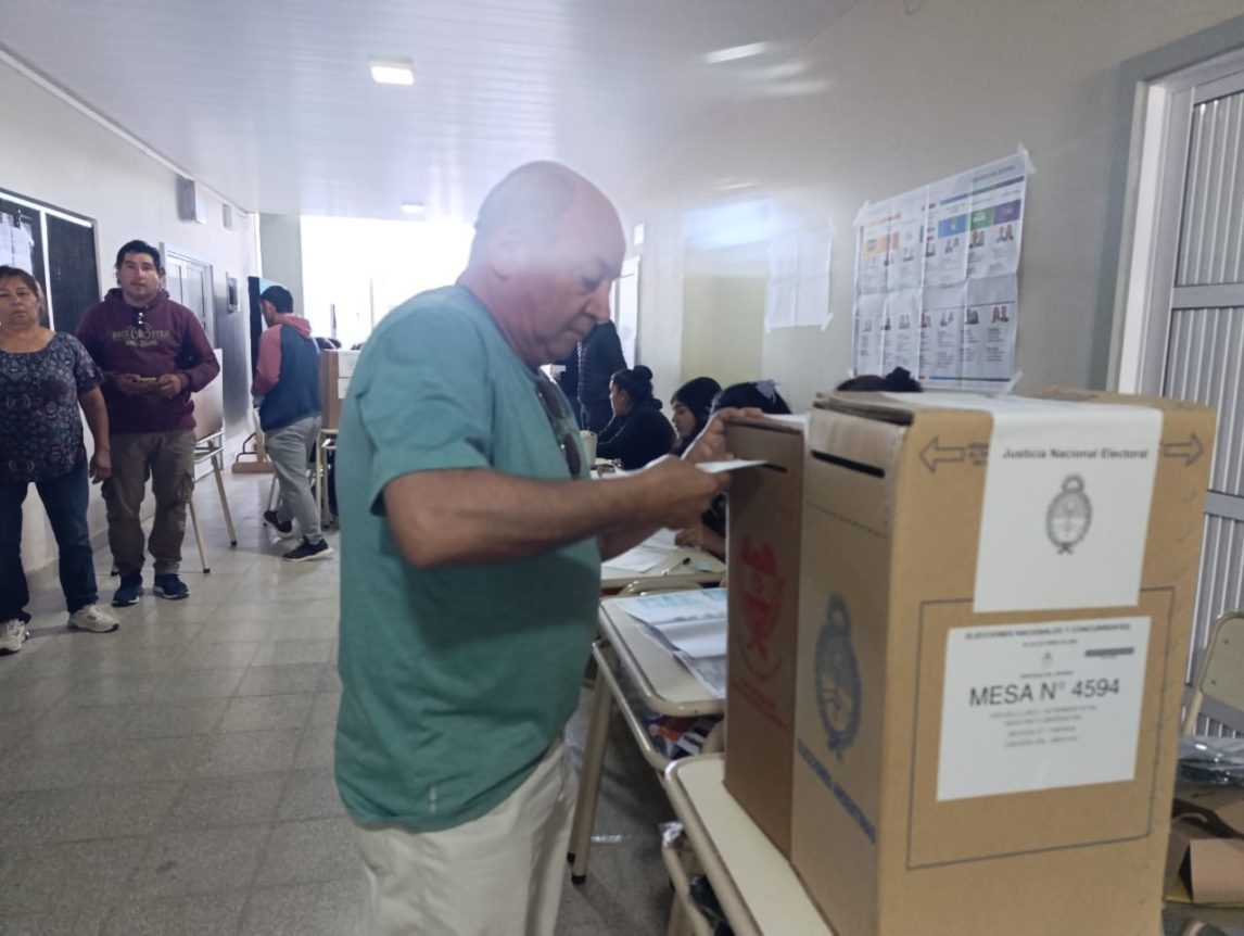 “No se pueden reclamar derechos si no se participa”, expresó el intendente de Añatuya al votar
