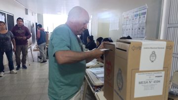 “No se pueden reclamar derechos si no se participa”, expresó el intendente de Añatuya al votar