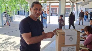 El vicegobernador Carlos Silva Neder emitió su voto y destacó que se vive una fiesta de la democracia