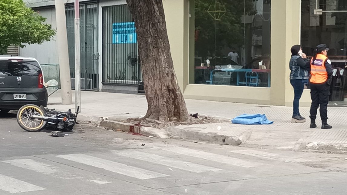Terrible: motociclista falleció tras ser embestido por una camioneta a pocas cuadras de su trabajo