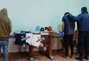 Detienen a dos hombres que ingresaron a robar en una tienda de ropa en Fernández