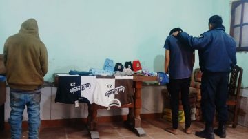 Detienen a dos hombres que ingresaron a robar en una tienda de ropa en Fernández