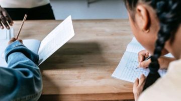 Denuncian presuntos abusos de un “cura” y profesor de catequesis contra dos alumnas de un colegio