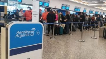 Demoras y cancelaciones en Aeroparque por una medida de fuerza de pilotos