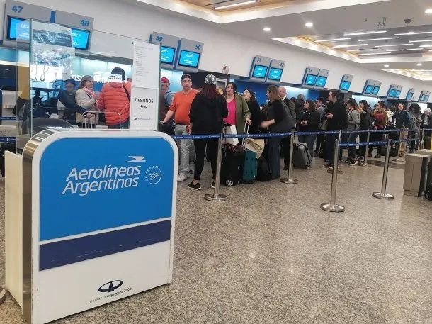 Demoras y cancelaciones en Aeroparque por una medida de fuerza de pilotos