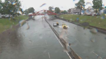 Un hombre murió en medio del temporal en la avenida General Paz
