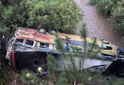 Un micro de larga distancia cayó a un arroyo en Misiones y hay varios muertos