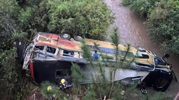 FOTOS: Un micro de larga distancia cayó a un arroyo en Misiones y hay varios muertos