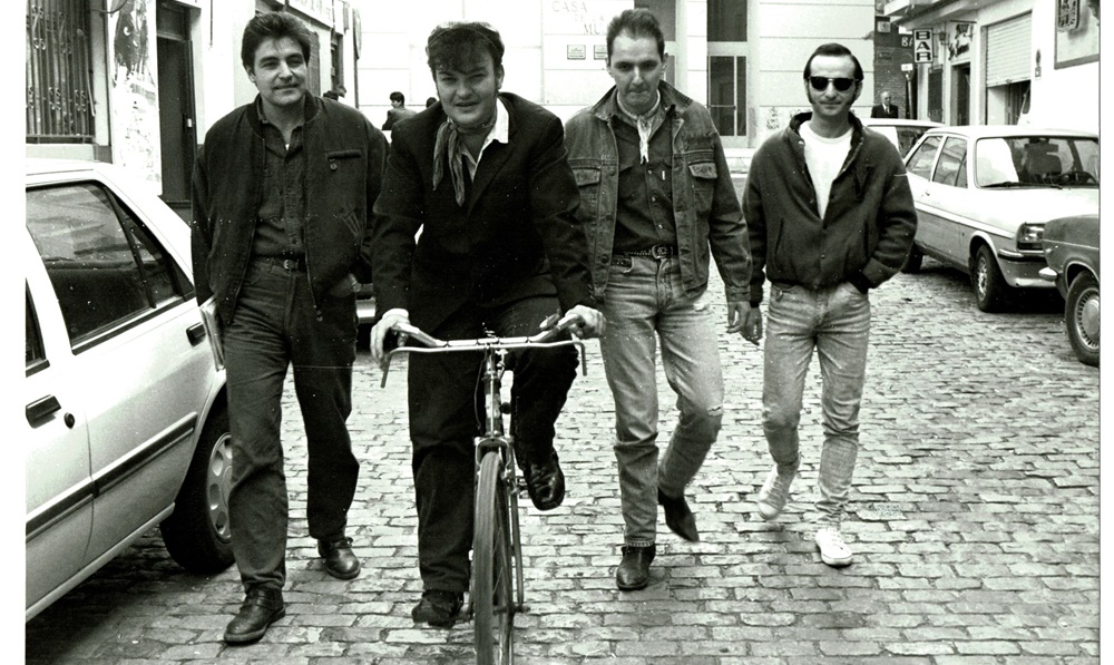 Se cumplieron 25 años de la muerte del rockero español que se enamoró de Santiago e inspiró la película “La estrella azul”
