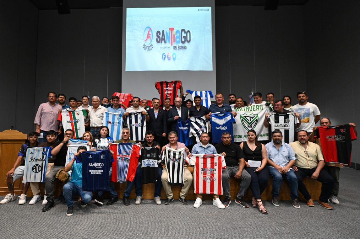 El Gobierno provincial entregó indumentaria a los clubes santiagueños que jugarán el Torneo Regional Federal Amateur