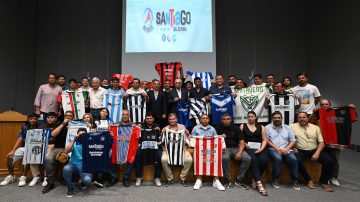 El Gobierno provincial entregó indumentaria a los clubes santiagueños que jugarán el Torneo Regional Federal Amateur